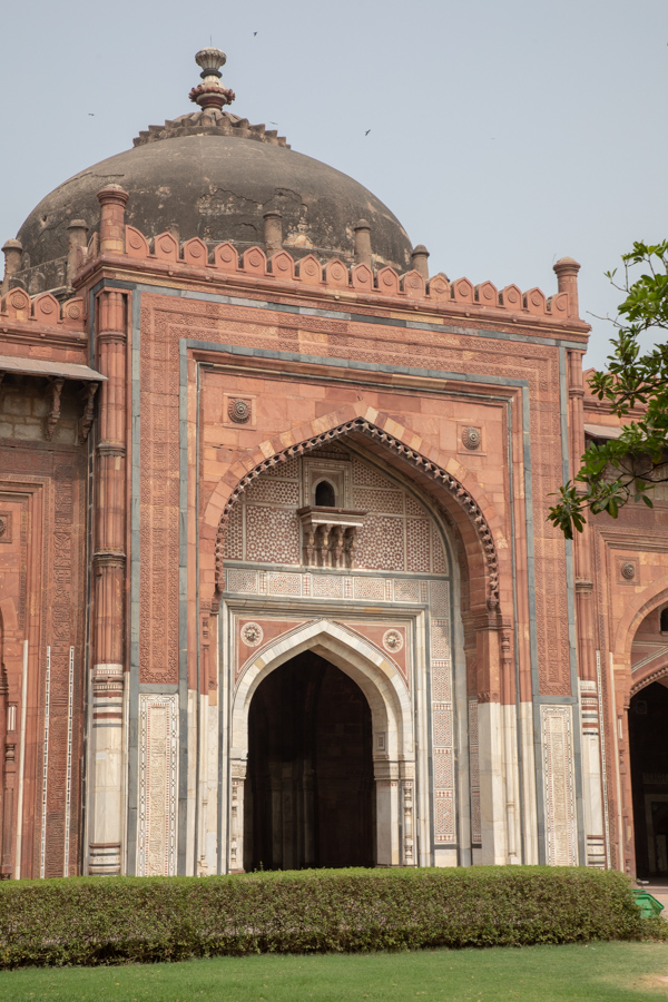 Qila-i-Kuhna Mosque